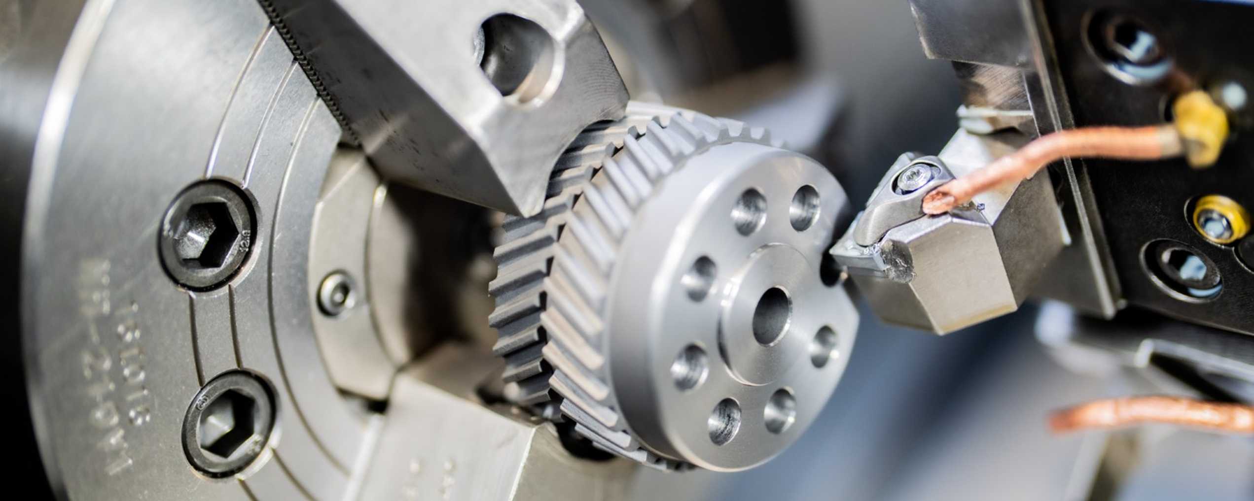 Il mandrino di un tornio con un pezzo nella morsa